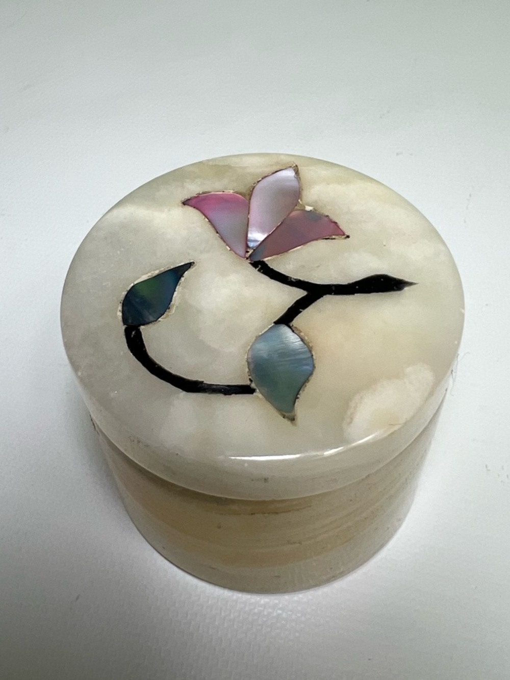 Onyx trinket box round inlaid floral motif